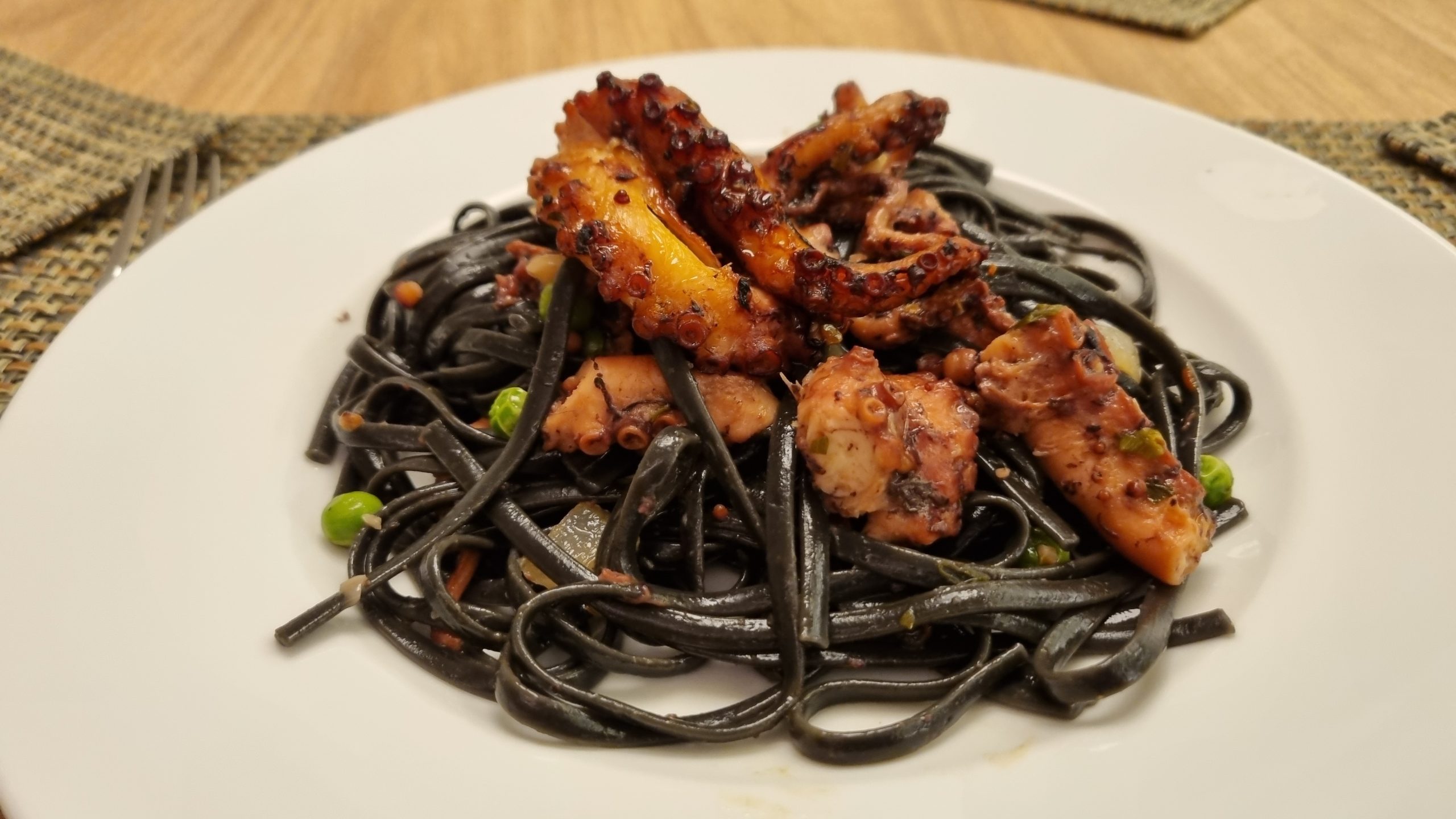 POLVO AO MACARRÃO NEGRO.

600G DE POLVO
(Ou nini polvo)
2 colheres de sopa de cebola picada
1 dente de alho
2 colheres de sopa de cebolinha picada
 I boa pitada de páprica picante 
1 boa pitada de páprica defumada
1 xicara de ervilha congelada 
 Sal, azeite .

1 pacote de macarrão negro de 500g  cozido de acordo com a embalagem 


Cozinhe o POLVO  por 8 a 10 minutos em panela de pressão, descarte a água e corte o polvo em pedaços .

Coloque o azeite numa frigideira adicione a cebola o alho, deixe refogar e coloque o polvo para incorporar os ingredientes, adicione a cebolinha a ervilha os temperos, regue com azeite abundantemente adicione o macarrão cozido de acordo com a embalagem, incorpore tudo muito bem.

