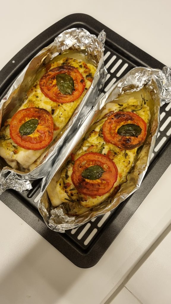 2 FILES DE TILAPIA TEMPERO A SEU GOSTO OU O JEITINHO ATLANTICO 1 DENTE DE ALHO ESMAGADO 6 FOLHINHAS DE MANJERICÃO RASPAS DE LIMÃO SICILIANO E O SUCO PIMENTA DO REINO SAL, AZEITE A GOSTO. MISTURE OS INGREDIENTES E TEMPERE OS PEIXES. RESERVE. COM PAPEL ALUMINIO FAÇA UMA CUMBUQUINHA RETANGULAR. COLOQUE OS PEIXES TEMPERADOS, REGUE COM AZEITE. LEVE A AIRFRAIER NO PROGRAMA PARA PEIXES.