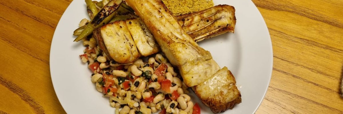 COSTELINHA DE TAMBAQUI COM VINAGRETE DE FEIJÃO FRADINHO